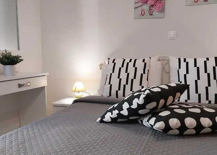 Lilis Apt In Center With Sea View